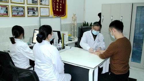  破溃|左脚拖鞋右脚靴，不降尿酸的痛风患者问我痛风石破溃怎么办？