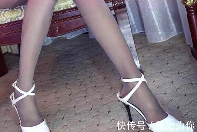 搭配 尖头细脚高跟鞋配上丝袜,展现出优美的姿态,绽放迷人的风采!
