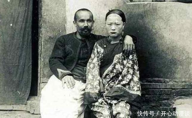 老照片|晚清罕见老照片:穷人家的妇女仅以烂布遮羞,洋人搂着女子合照!