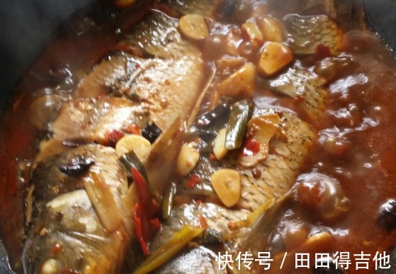 炖鱼时,做好“3个关键步骤”,炖好后鱼肉不腥,香气四溢!