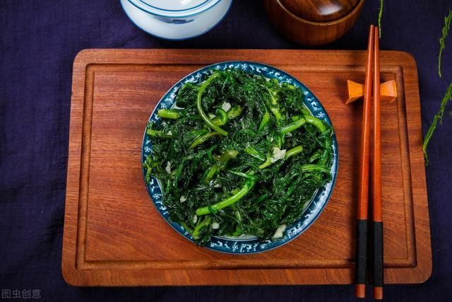 辣椒|夏天，遇到“皇帝菜”别手软，加辣椒简单一炒，清脆又新鲜