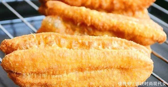 炸油条用酵母不蓬松配方和做法教给你，个个金黄酥脆好看又好吃