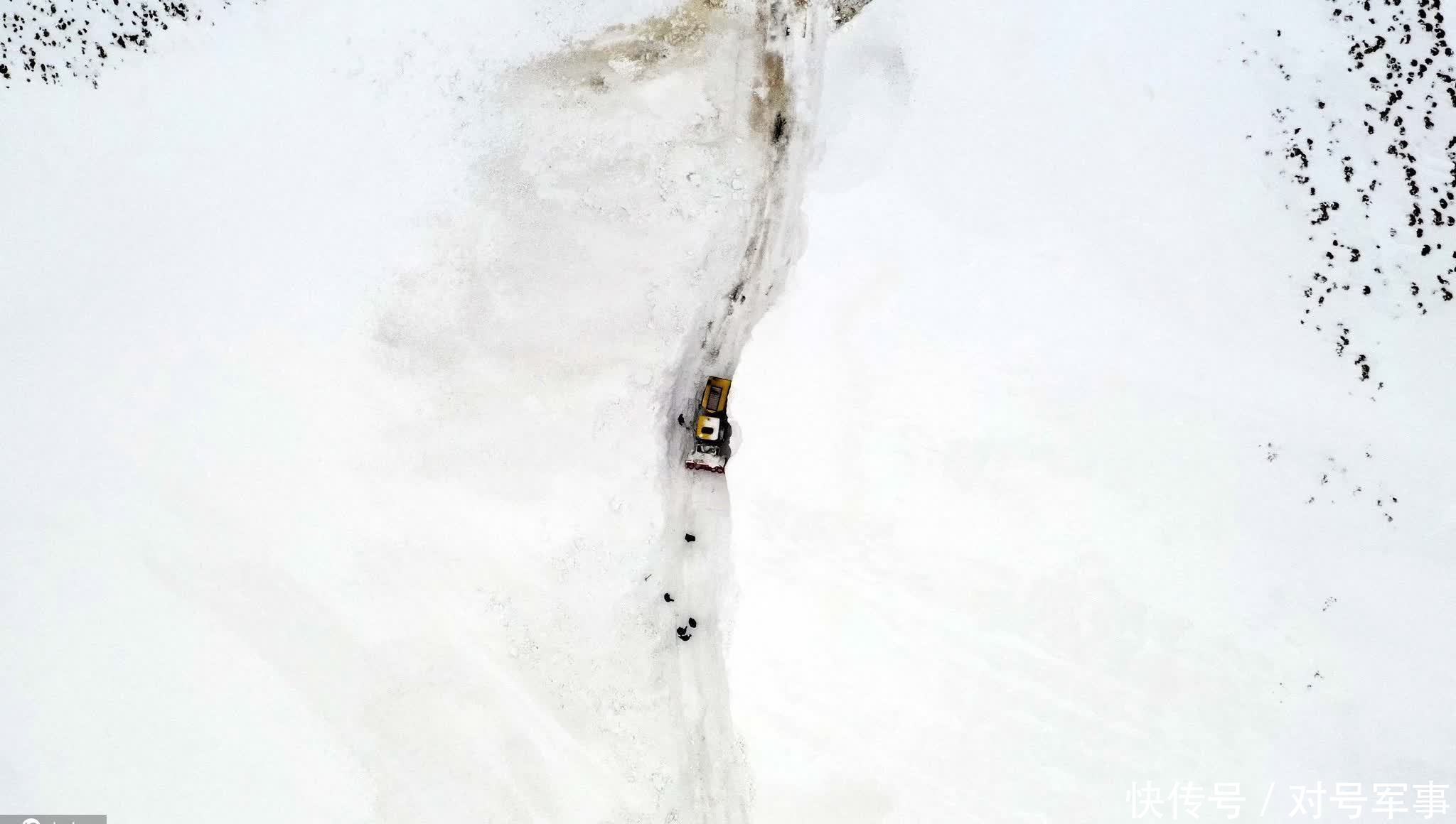 照片|土耳其穆什积雪深厚 航拍扫雪车清理道路