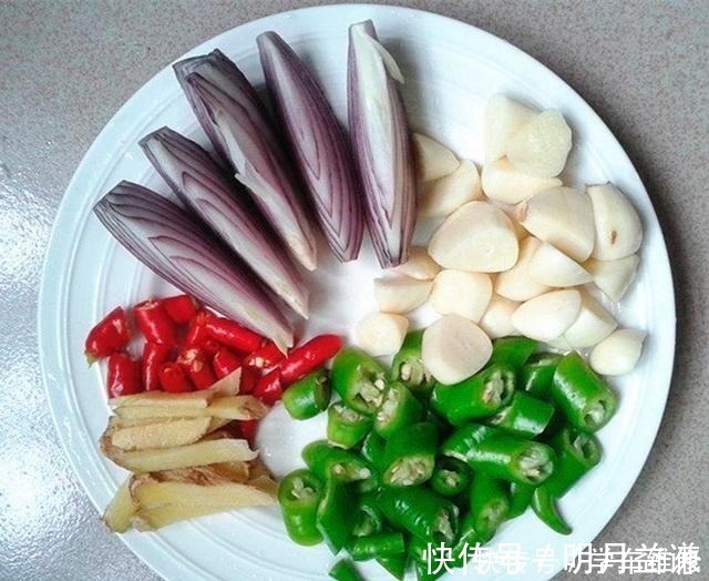 小米椒|教你“生腌花生米”技巧,比油炸还爽脆,好吃不油腻,做法也简单!
