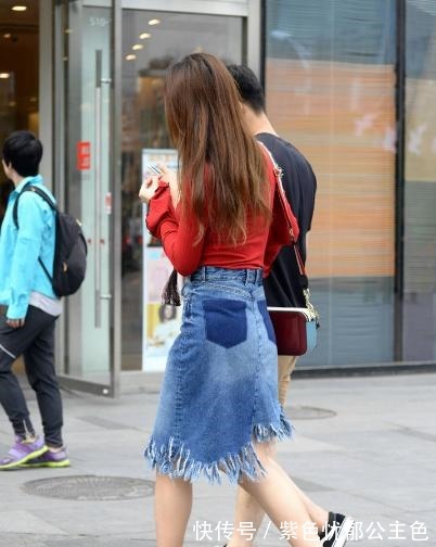 高跟鞋|红色宽松长袖上衣搭配牛仔裙,青春靓丽,美丽大方