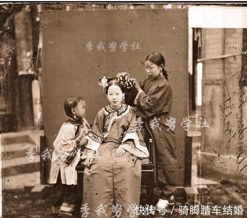 差距|晚清的阶层差距官员在椅上正襟危坐打更人靠在门上快睡着!