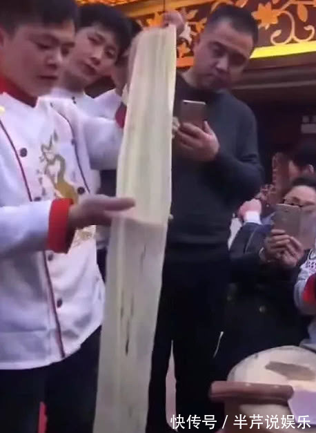 米其林大厨挑战刀工，一块面包切出80片，中国厨师默默拿出萝卜
