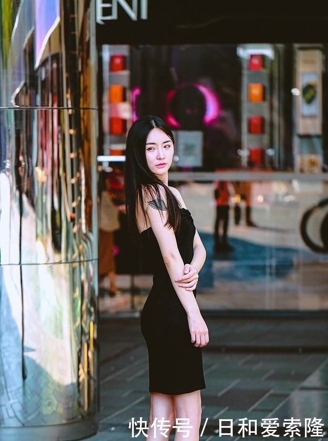 小心|街拍:小心机女孩的穿搭技巧,她们的穿搭有着独特魅力和个性特征