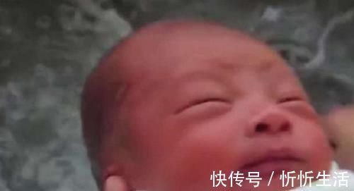 左手|宝宝第一次洗澡,全程面无表情,网友这老成的模样不像新生儿