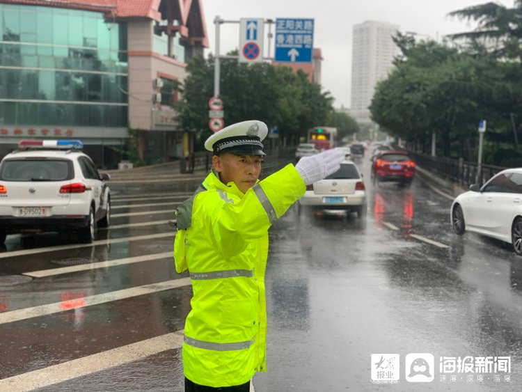 台东|全力以赴迎战台风“烟花” 青岛交警冒雨执勤保通畅