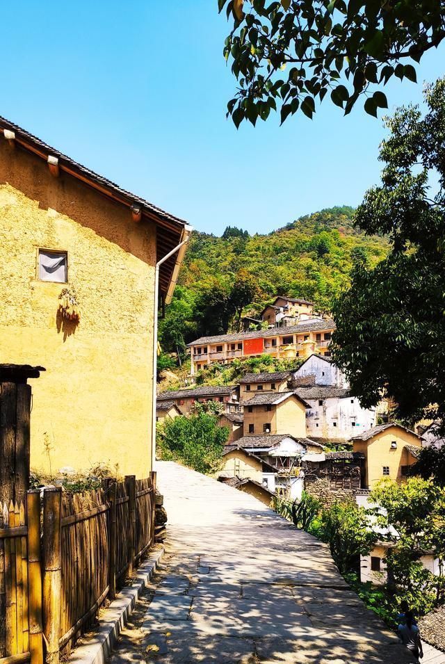 隐藏在皖南深山中的阳产村，宁静古朴，土楼建筑群形成独特的画卷