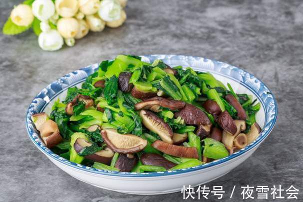 脆嫩|青菜不能直接下锅炒,牢记2个窍门,炒出来的青菜翠绿不出水