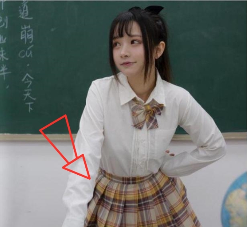 上课|95后“JK制服”老师惹争议，家长愤怒漫迷兴奋，简直是天天逛漫展