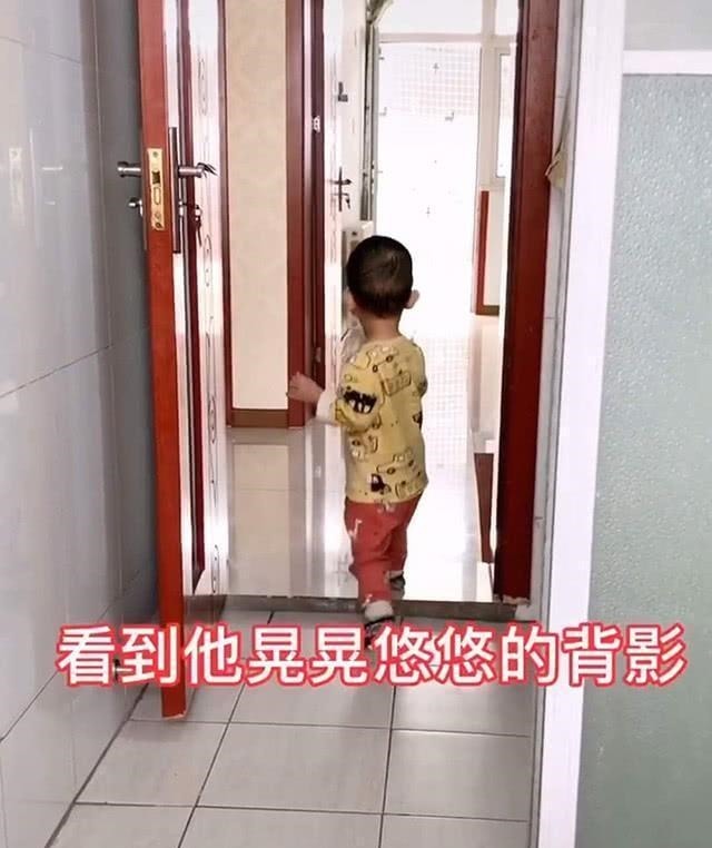 孤帆远影|妈妈上厕所发现没纸了,求助儿子,宝宝送来手纸那一刻妈妈无语了
