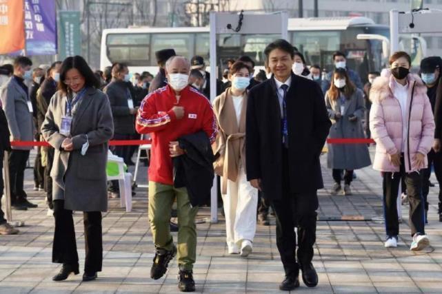 李春阳|帅气!李大双李小双一起出镜,丁宁也来助阵,美女冠军紧挨李宁
