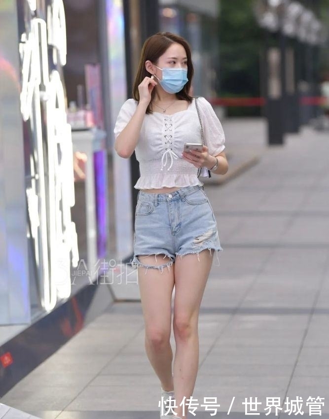 街拍夏季最流行的几款秀长腿穿搭,显瘦显腿长,美腿太抢镜