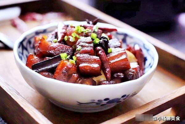 五花肉|为什么饭店做的红烧肉，肥而不腻，软糯入味？秘诀就在这里