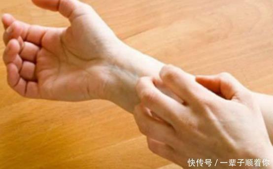 脂肪肝|肝不好,身体有4个信号,这1“酸”若你爱吃,肝会更加鲜活红润