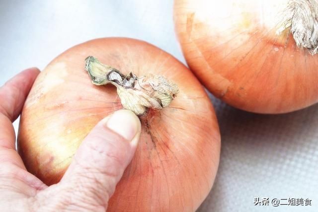 买洋葱,要认清这2种,1块钱一斤也别要,摊主从不给家人吃