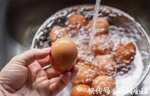 蛋壳|煮鸡蛋怎么煮才好吃多加一步，蛋壳轻轻一碰就碎，鸡蛋细滑爽口