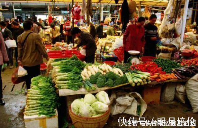 辞职|公务员辞职下海卖鸭，靠电脑配件年赚70亿，生活奢靡，酒只喝拉菲