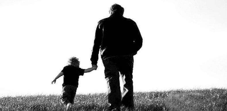 小孩|爸爸假装倒在水中,小宝宝果断下水去救他,看到这画面眼圈红了