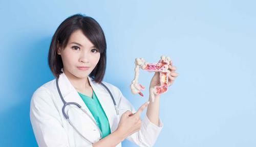 排便|排便不畅，是肠癌吗？医生：符合3个标准，尽早去医院检查一下