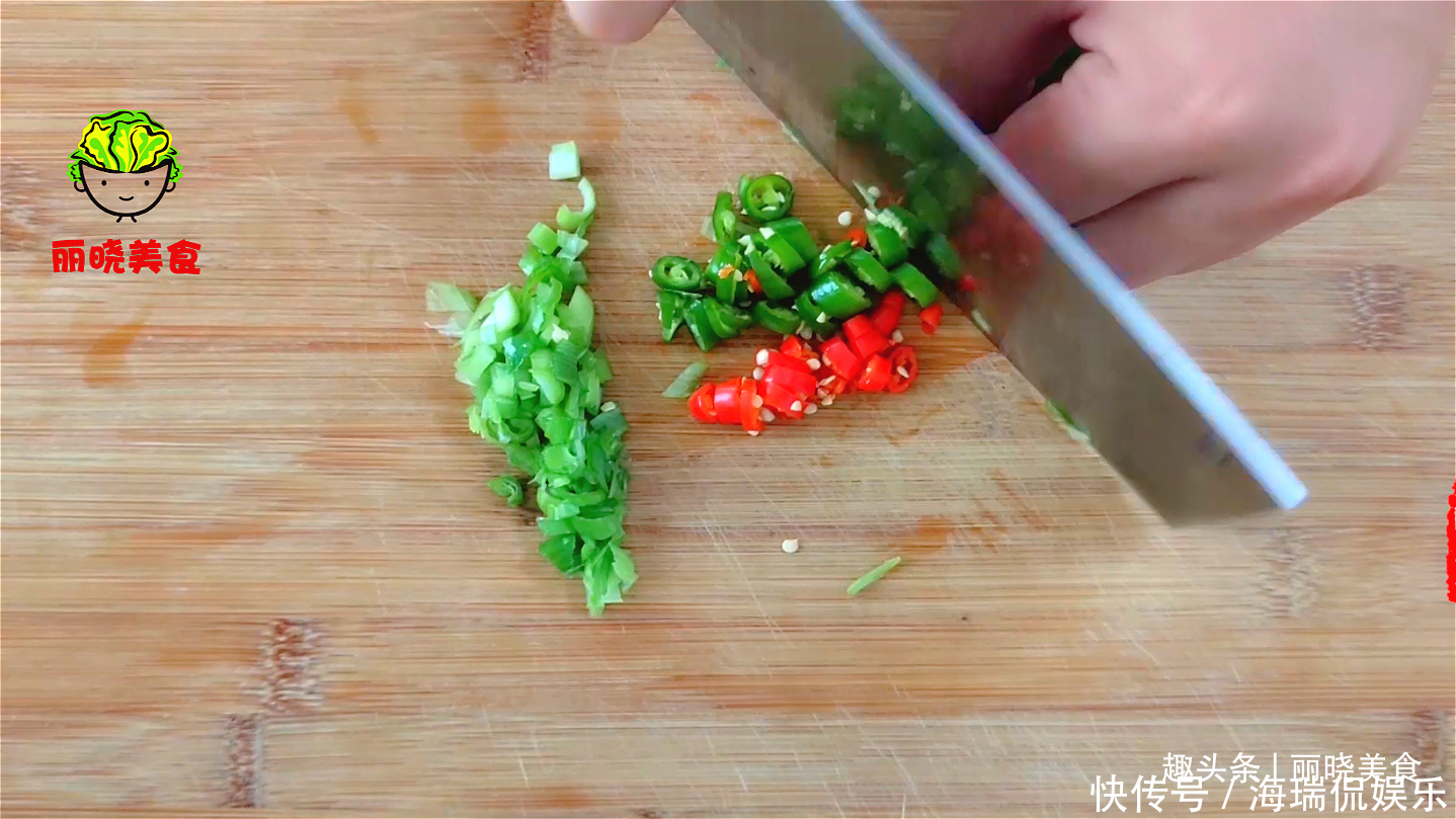 好吃|芹菜叶别丢了,教你一种超美味吃法,简单好吃味道足,越吃越想吃