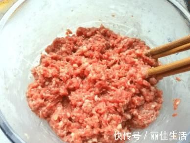 肉馅|秋天,吃菠菜不如吃此菜,钙是菠菜的4倍,包成饺子,吃起来真香!
