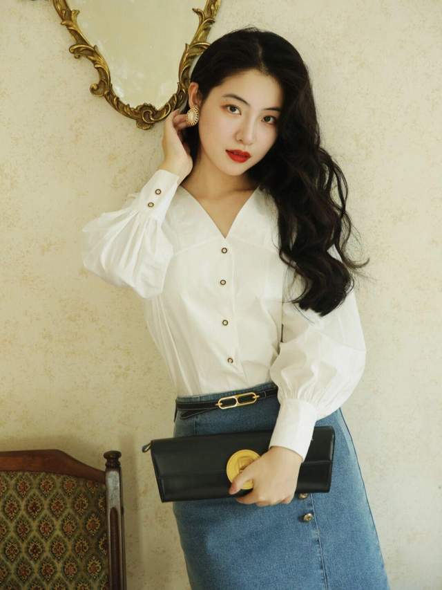 衬衫|秋天怎么穿才高级洋气,红色衬衫+牛仔裤,基础款搭配也漂亮大方