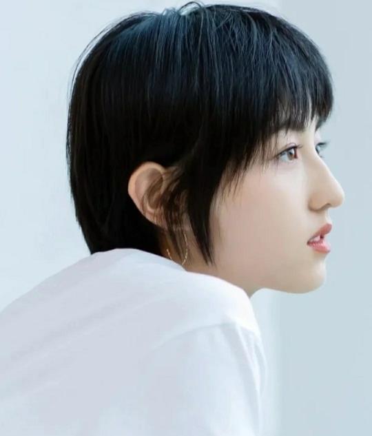 编发|时尚发型有哪些?锁骨发百搭有气质,发带是一个不错的选择