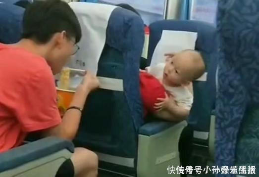 火车|火车上，萌宝“偷窥”小哥哥吃泡面，众人调侃你还能再低一点吗