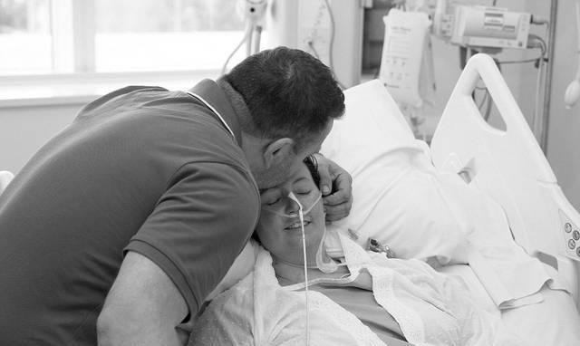 克雷格|母亲苏醒后亲吻被冰冻21天的孩子,将其做成戒指戴在手上