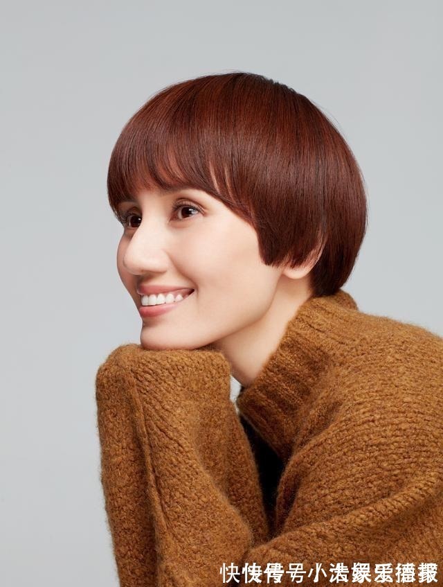 时尚|45岁女人显年轻的发型有哪些中长直发或卷发都很好,时尚又优雅