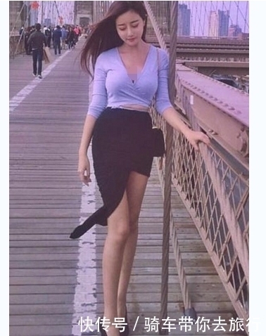 长相|街拍:长相俊美凹凸有致的美女,穿着轻熟优雅很耀眼!