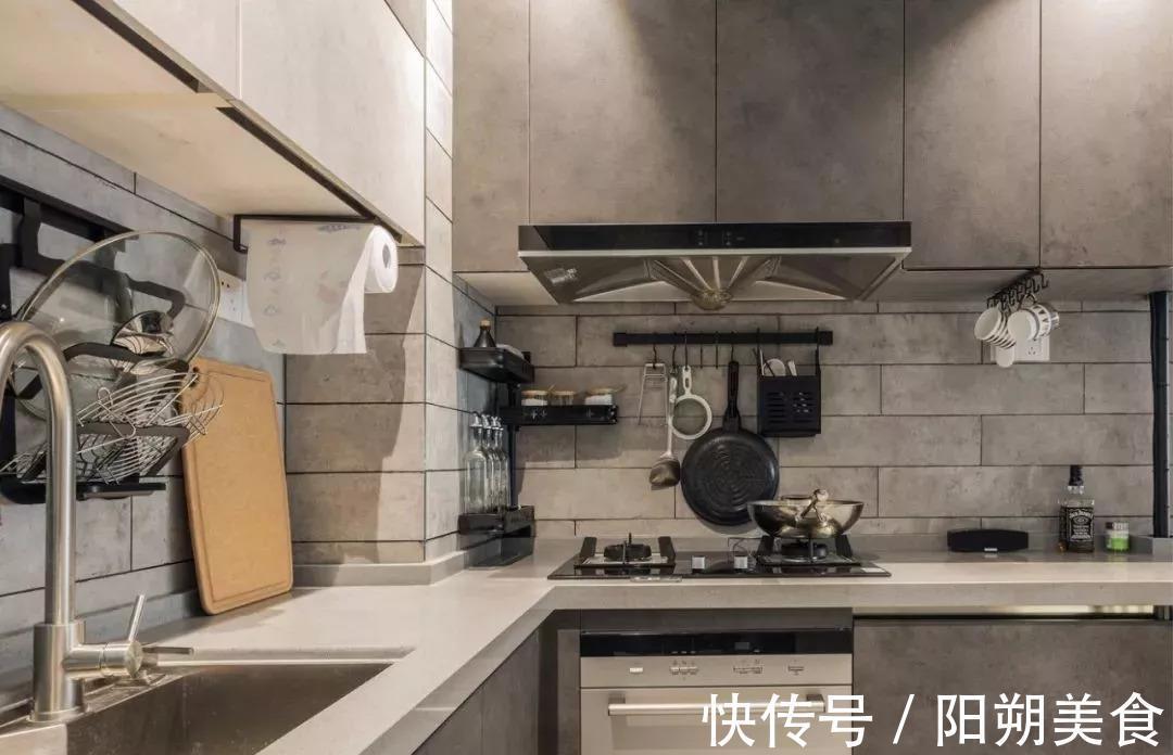 水泥|越来越多人不装橱柜，用水泥直接砌筑，看似实用，聪明反被聪明误