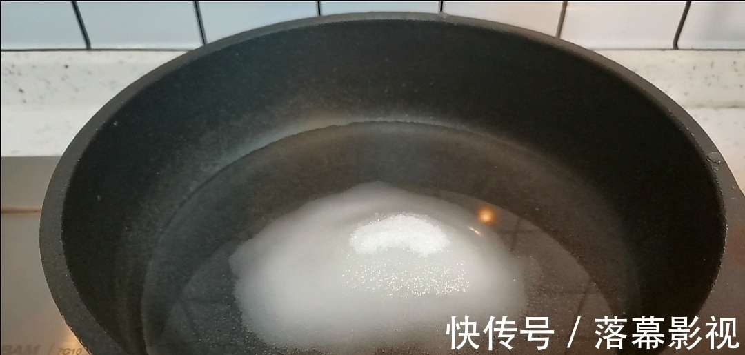 冬日必备小零食糖炒山楂怎么做？教你三招，和外面买的一样漂亮