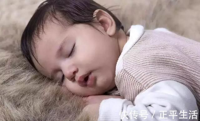 磨牙|宝宝睡觉出现这几种“姿势”,家长警惕了宝宝脾胃亮了警示灯