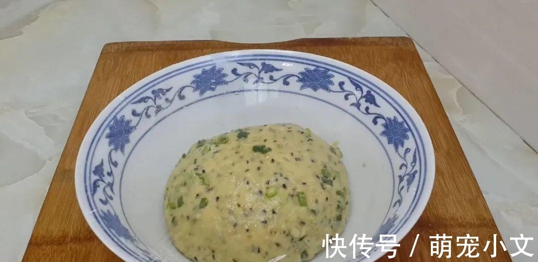 芝麻鸡蛋这样做，撒1把葱花，比鸡蛋饼都好吃，出锅孩子抢着吃