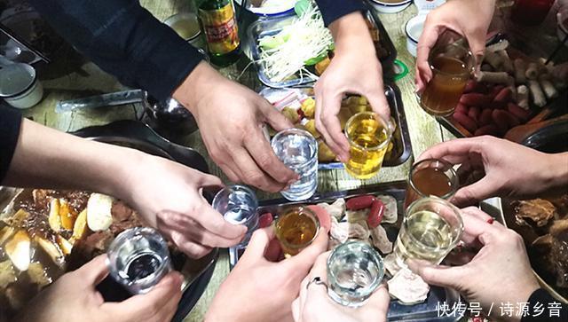 碰杯|喝酒时,为什么一定要先“碰杯”呢,你真的知道吗涨知识了