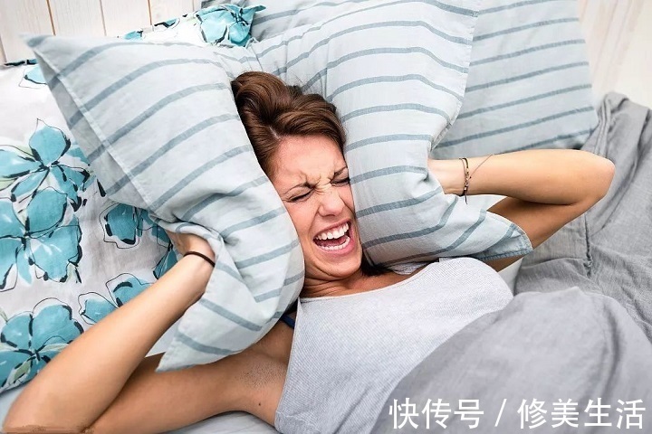 大姨妈|女性绝经时，身体会发出3个信号，抓住了也许还能挽回“大姨妈”