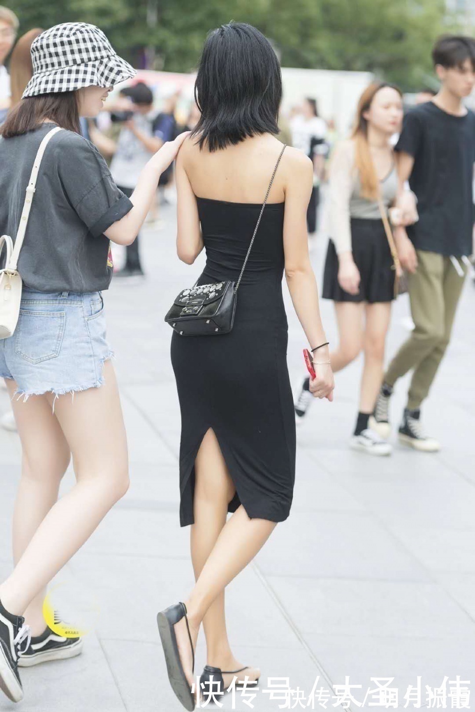 小姐姐|美女街拍一字肩连衣裙后开叉街拍,尽显优雅轻熟风