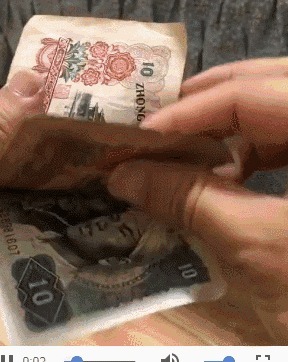 |搞笑GIF趣图:妹子你热我理解,但这个风扇有点小,吹的不够全面