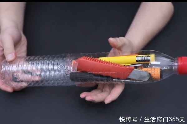 今天才知道,2个塑料瓶套在一起很厉害,解决了生活中一大难题