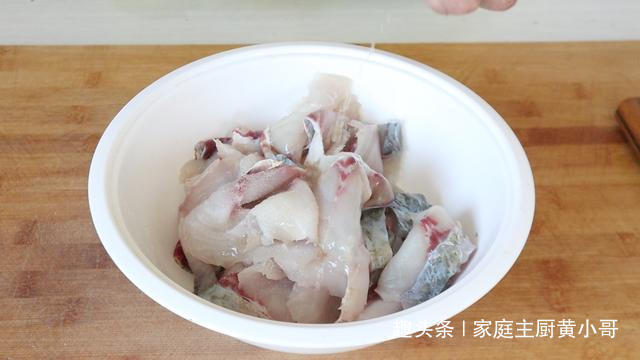 爱吃水煮鱼不会做，大厨详细教你做法步骤，20块钱本钱够全家人吃