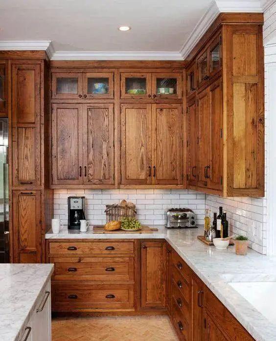 装修|厨房装修可别忽略了！灶台与吊柜中间贴层瓷砖做后挡板，太实用