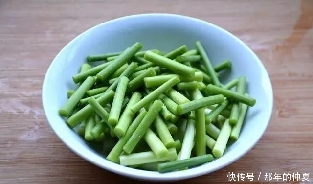 有人|炒蒜苔,有人焯水有人直接炒,不对,教你蒜苔又脆又入味的做法