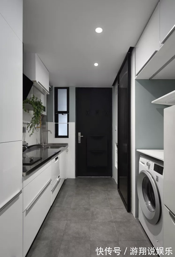 小房子|小户型要这么装，24㎡玄关秒变厨房和洗衣房，收纳翻倍方便实用！