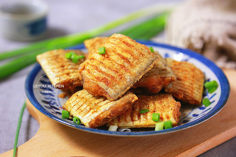 煎带鱼的一些小妙招,做着更简单,外酥里嫩,香味可以飘到隔壁