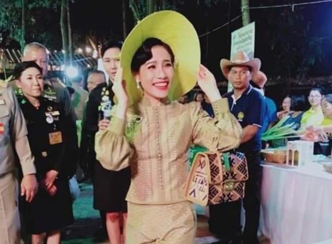 苏提达|诗妮娜跟泰王撒娇，得到2022专属新年贺卡，皇室办公室连夜赶制